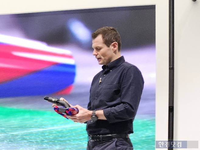 26일 오전 서울 성동구 무신사 스퀘어 성수4에서 열린 '다이슨 신기술 소개 행사'에서 톰 무디 다이슨 홈 부문 글로벌 총괄이 원뿔형 플러피콘 청소기 헤드에 대해 설명하고 있다. 사진=박수빈 기자