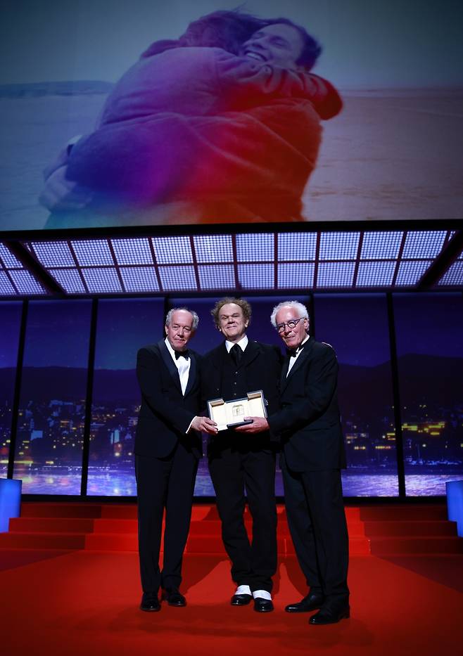 24일 프랑스 칸에서 열린 제78회 칸 영화제 폐막식 무대 위에서 영화 '젊은 엄마들'로 최우수 각본상을 수상한 뤼크 다르덴(왼쪽)과 장-피에르 다르덴(오른쪽)이 포즈를 취하고 있다. / 사진제공= EPA/CLEMENS BILAN/연합뉴스