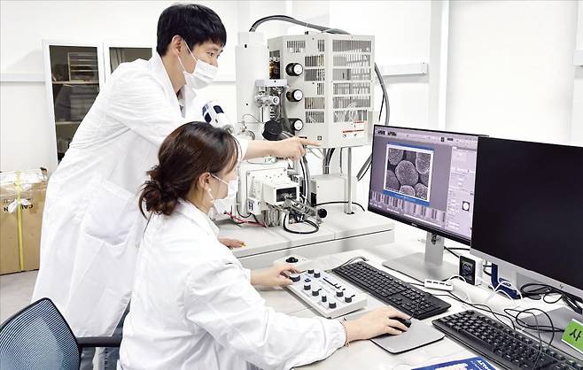 한국에너지기술연구원 차세대전지개발센터 연구팀이 하이니켈 양극재 성능 저하와 관련된 실험 결과를 분석하고 있다. /에너지연 제공