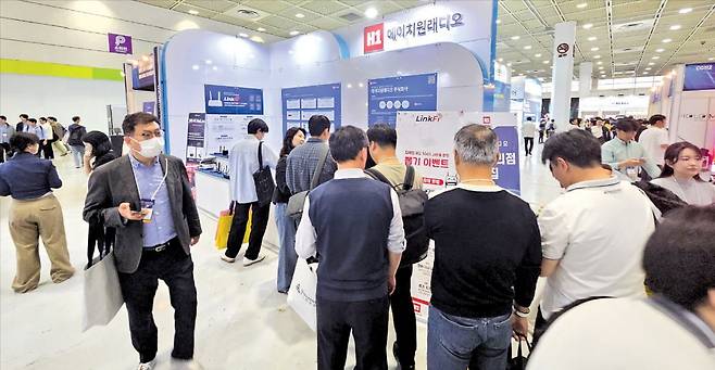 지난 4월 서울 코엑스에서 열린 월드IT쇼 2025 전시회에 참가한 와이파이 솔루션 전문기업 에이치원래디오가 자사 제품을 소개하고, 관람객 대상 이벤트를 하고 있다. 에이치원래디오 제공