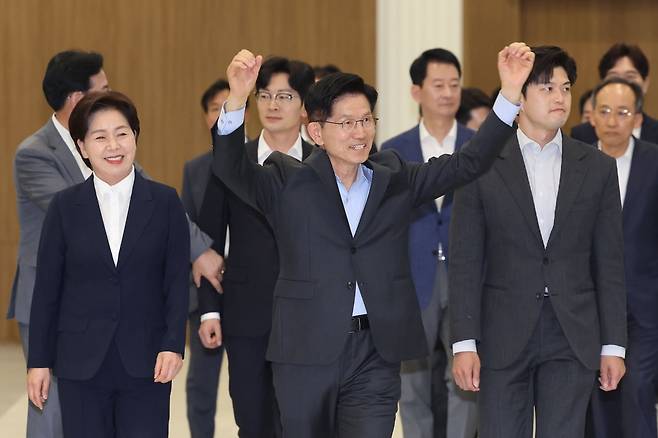 김문수 국민의힘 대통령 후보가 26일 경기 평택시 삼성전자 평택캠퍼스를 방문해 삼성직원들과 인사하고 있다. / 사진=뉴스1