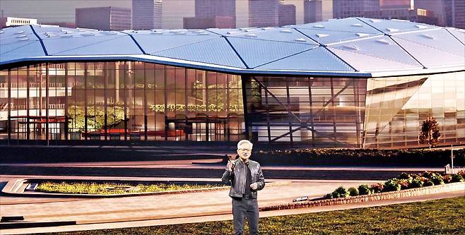 < 대만 ‘글로벌 R&D 본사’ 소개하는 젠슨 황 > 젠슨 황 엔비디아 최고경영자(CEO)가 19일 대만 타이베이뮤직센터에서 열린 ‘컴퓨텍스 2025’ 기조연설에서 ‘글로벌 연구개발(R&D) 본사’ 역할을 할 신사옥 ‘엔비디아 콘스텔레이션’ 건립 계획을 발표하고 있다.  AFP연합뉴스