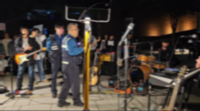 경찰이 제23회 서울장애인인권영화제가 열린 24일 서울 마로니에공원에서 공연을 진행하는 밴드를 제지하고 있다. 서울장애인인권영화제 제공