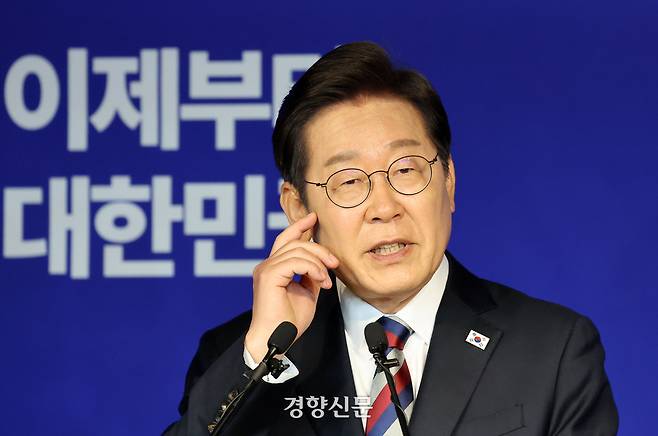 이재명 더불어민주당 대선 후보가 25일 서울 여의도 민주당사에서 기자회견을 하고 있다. 박민규 선임기자