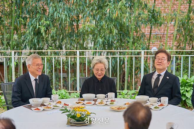 이재명 더불어민주당 대선 후보가 23일 경남 김해 봉하마을에서 문재인 전 대통령과 노무현 전 대통령 부인 권양숙 여사와 오찬을 함께하고 있다. 더불어민주당 제공