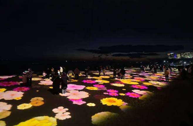 여름 피서철에 강원 속초해수욕장 남문 일원 백사장에서 오후 9시부터 10시까지 운영될 예정인 야간 해변 관광 콘텐츠인 미디어 아트(media art) ‘빛의 바다, 속초’ 시연 모습. 속초시 제공