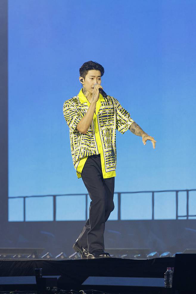 가수 박재범이 서울 송파구 올림픽공원 핸드볼경기장에서 <세레나데즈 앤 바디롤즈(Serenades & Body Rolls)>를 열고 공연하고 있다. 모어비전 제공