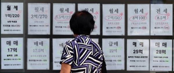 주택 전세 정보 등이 게시되어 있는 한 공인중개사 사무소. 사진은 특정 기사와 관련 없음.