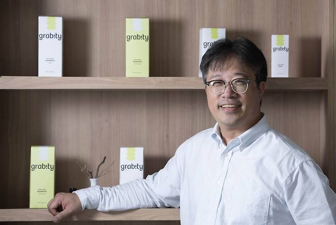 Lee Hae-shin, an endowed chair professor at the Korea Advanced Institute of Science and Technology and CEO of Polyphenol Factory, poses for a photo during an interview with The Korea Herald at his Seoul office on May 16. (Im Se-jun/The Korea Herald)