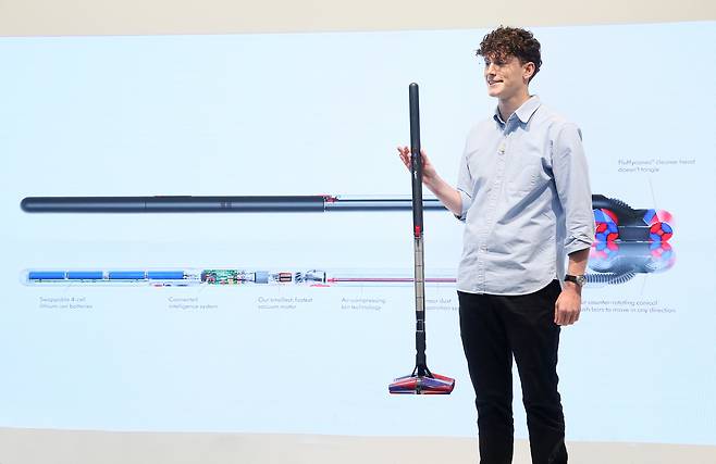 Nathan McLean, senior engineering manager at Dyson, explains the features of the new vacuum cleaner during a press briefing in Seoul on Monday. (Dyson)