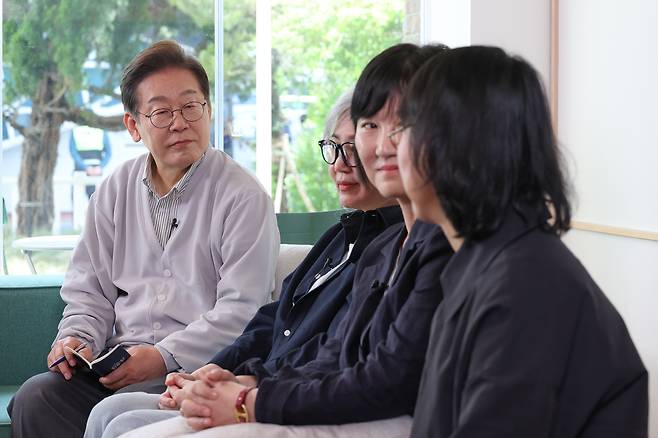 From left: Democratic Party of Korea presidential candidate Lee Jae-myung,  screenwriters Kim Eun-sook and Park Hae-young and director Jung Joo-ri attend a roundtable discussion on promoting the K-content industry on May 7 in Jeonju, North Jeolla Province. (Yonhap)