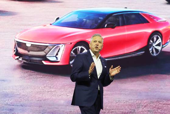 GM Korea CEO Hector Villarreal introduces Cadillac's latest Escalade large SUV in an unveiling event in Gwangmyeong, Gyeonggi, on April 16. [YONHAP]