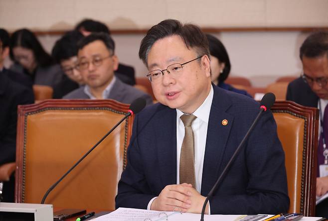 조규홍 보건복지부 장관이 3월26일 국회에서 열린 법제사법위원회 전체회의에서 의원 질의에 답변하고 있다. 연합뉴스