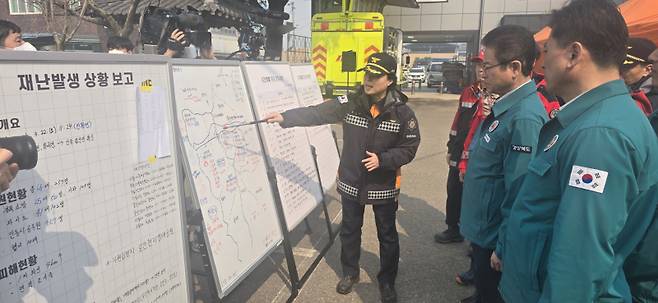 김난희 안동소방서장이 지난 3월24일&nbsp;산불 현장에서 진압 작전에 대해 설명하고 있다. 안동소방서 제공