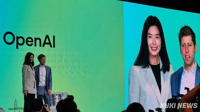 샘 올트먼 오픈AI CEO와 정신아 카카오 대표가 지난 2월 4일 서울 중구 더플라자호텔에서 전략적 제휴 체결을 발표하는 공동 기자간담회를 열고 기념 촬영을 하고 있다. 정우진 기자