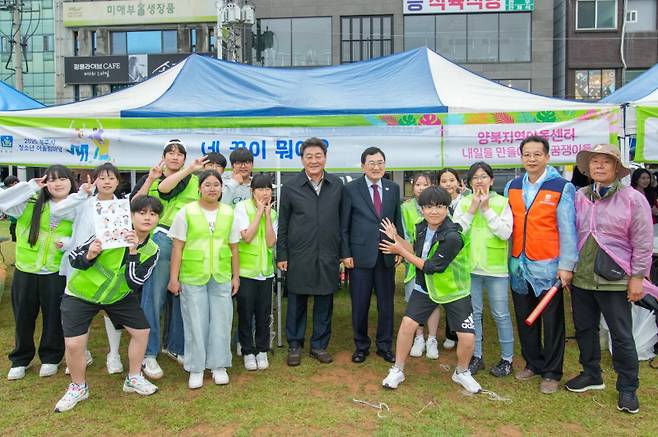 주낙영 시장이 청소년 화랑문화제·어울림마당 참가자들과 기념촬영을 하고 있다. 경주시 제공