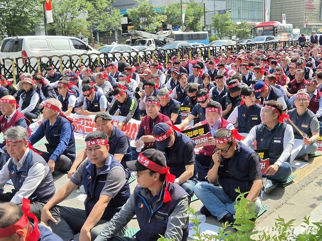 26일 오후 서울 송파구 교통회관 앞에서 ‘총파업 투쟁 승리쟁취 버스노동자 결의대회’가 열리고 있다. 이예솔 기자&nbsp;&nbsp;