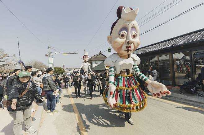 색다른 거리 공연을 선보이며 지역 주민들과 호흡하는 또봄면천 축제. 축제위원회