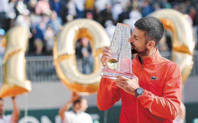 노바크 조코비치가 25일(한국시간) 스위스 제네바에서 열린 남자프로테니스(ATP) 투어 제네바오픈 남자단식 시상식에서 우승 트로피에 입을 맞추고 있다. 조코비치는 이번 우승으로 투어 이상급 대회 단식에서 100승을 거둔 역대 세 번째 선수가 됐다. 로이터연합뉴스