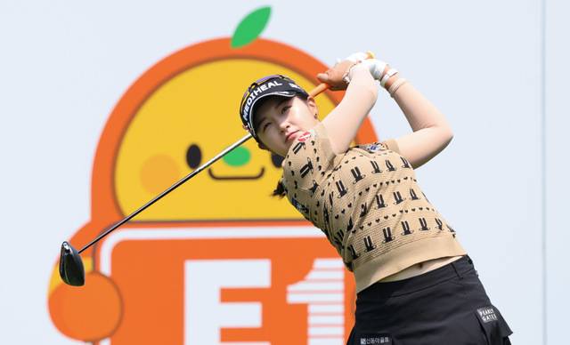 박현경이 25일 경기도 여주 페럼클럽에서 열린 한국여자프로골프(KLPGA) 투어 E1 채리티 오픈 3라운드 4번홀에서 티샷을 하고 있다. KLPGT 제공