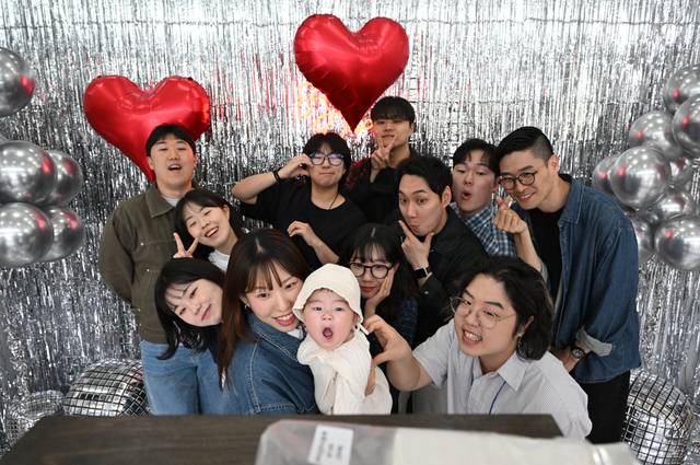 갓플렉스(God Flex) 집회 참가자들이 24일 안산제일교회 1층에 마련된 홀리디스코 팝업 부스에서 스티커 사진을 찍으며 즐거운 시간을 보내고 있다. 안산=신석현 포토그래퍼