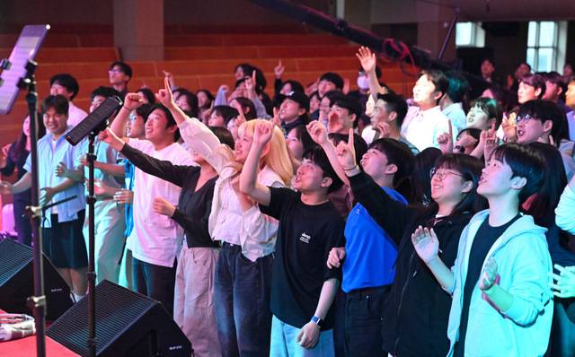 갓플렉스 참가자들이 함께 뜨겁게 찬양하는 모습. 안산=신석현 포토그래퍼