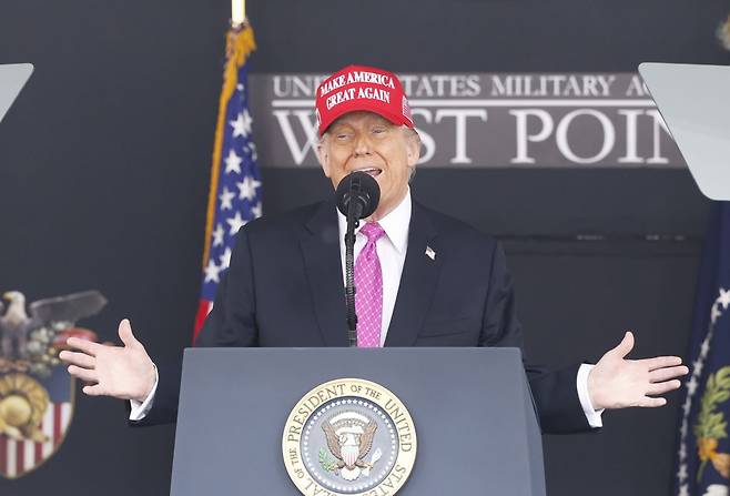 도널드 트럼프 미국 대통령이 24일(현지시간) 웨스트포인트 육군사관학교에서 졸업식 연설을 하고 있다. 연합뉴스