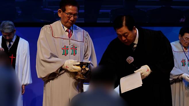 이순창(오른쪽) 예장통합 전 총회장이 지난 22일 경기도 여주 소망교도소에서 열린 세례식에서 수형자에게 세례를 베풀고 있다. 소망교도소 제공