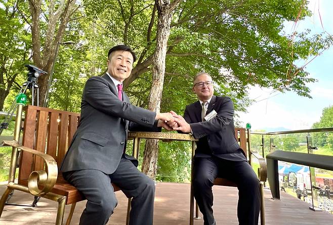 전성수 서초구청장과 이반 얀차렉 주한 체코대사가 서초구 양재천 하벨 벤치에 앉아 악수하고 있다. 서초구 제공