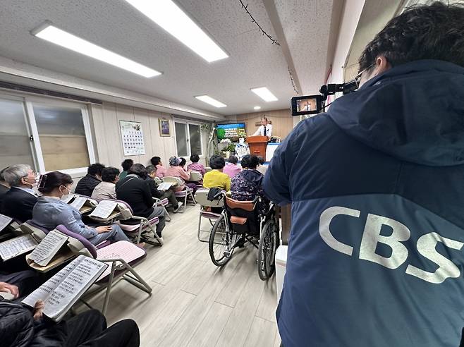 저희 교회 사연이 알려지면서 얼마 전엔 CBS 방송국에서도 다녀갔습니다. 성도님들은 전도의 기쁨을 체험하며 그동안 주님께서 베푸신 은혜로 서로 사랑하며 교회 공동체를 이루어 가고 있습니다. 할렐루야!