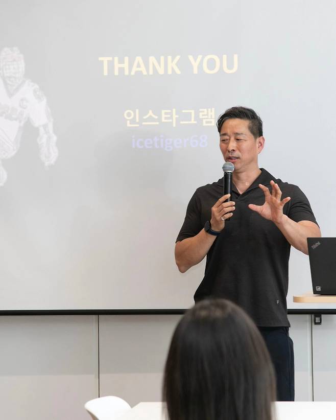 동기부여 강연을 진행하고 있는 한민수 감독. 한민수 감독 제공