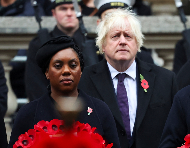 캐미 배이드녹(왼쪽) 영국 보수당 대표와 보리스 존슨 전 영국 총리. AP뉴시스