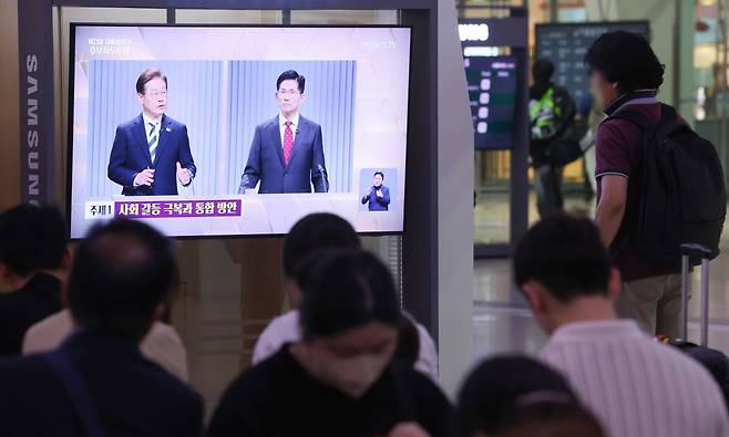 지난 23일 서울역 대합실 TV로 제21대 대통령선거 2차 후보자 토론회가 생중계 되고 있다. 연합뉴스