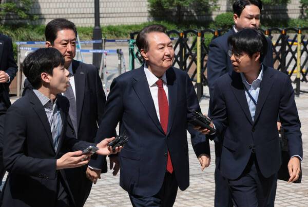 윤석열 전 대통령이 26일 내란 우두머리 혐의·직권남용 권리행사 방해 혐의 사건 5차 공판 출석을 위해 서울 서초구 서울중앙지방법원에 들어서는 모습. 연합뉴스