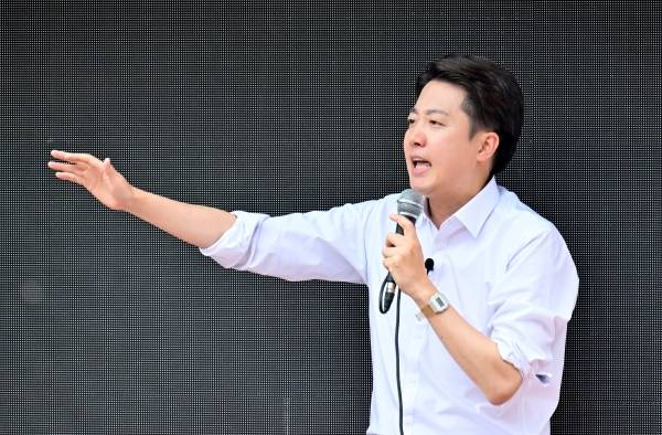 개혁신당 이준석 대선 후보가 24일 오후 수원역 로데오광장에 마련된 유세차량에 올라 지지를 호소하고 있다. 홍기웅기자