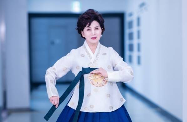 안혜숙 경기수원시니어모델협회 ‘70+다시 봄’ 회장. 본인 제공