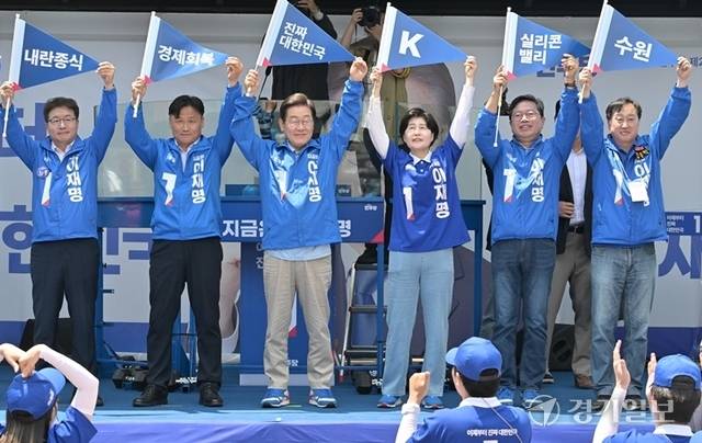 더불어민주당 이재명 대선 후보가 26일 오후 수원특례시 팔달구 영동시장 앞에서 열린 집중유세에서 지지를 호소하고 있다. 홍기웅기자