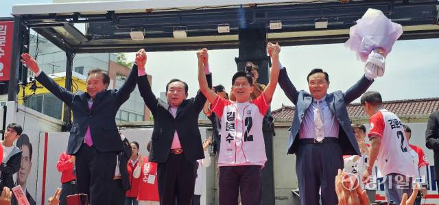 국민의힘 김문수 대선 후보와 역대 경기도지사 손학규(맨 좌측), 이인제(좌측에서 두 번째), 임창열(맨 우측)들이 26일 오후 평택 미군기지(K-55)부대 앞에서 무대에 올라 유권자들에게 지지를 호소하고 있다. 윤동현기자
