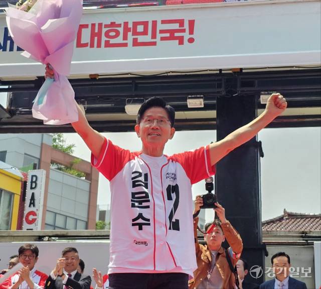 국민의힘 김문수 대선 후보가 26일 오후 평택 미군기지(K-55)부대 앞에서 무대에 올라 유권자들에게 지지를 호소하고 있다. 윤동현기자