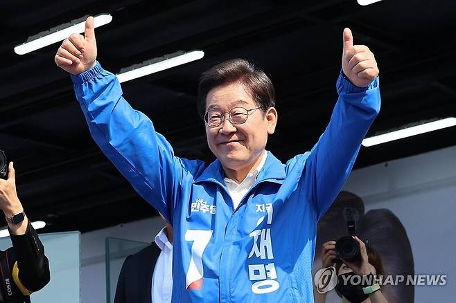 더불어민주당 이재명 대선 후보가 '캐스팅보트'로 꼽히는 충남지역의 당진시 당진전통시장에서 열린 유세에서 시민들에게 인사하고 있다. 2025.5.25 출처=연합뉴스