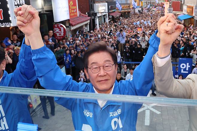 이재명 더불어민주당 대선 후보가 지난 25일 충남 천안시 동남구 신부문화거리에서 열린 유세에서 두 팔을 번쩍 들어 인사하고 있다. [사진 출처 = 연합뉴스]