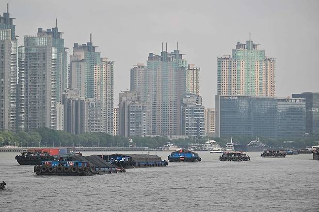 화물선이 지난 20일(현지시간) 중국 상하이 황푸강을 따라 항해하고 있다. AFP연합뉴스