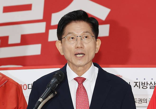 김문수 국민의힘 대선 후보가 26일 충남 천안시 국민의힘 충남도당에서 지방시대 공약 발표를 하고 있다. [사진 출처 = 연합뉴스]