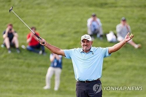 가정 폭력으로 옥살이를 하고 출소한 유명 골프선수가 PGA 시니어 투어 메이저 대회 2연승을 올렸다. [사진출처 = 연합뉴스]