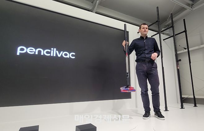 다이슨이 세계에서 가장 얇은 무선 청소기 ‘펜슬백(PencilVac™)’을 26일 공개했다. [이상덕 기자]