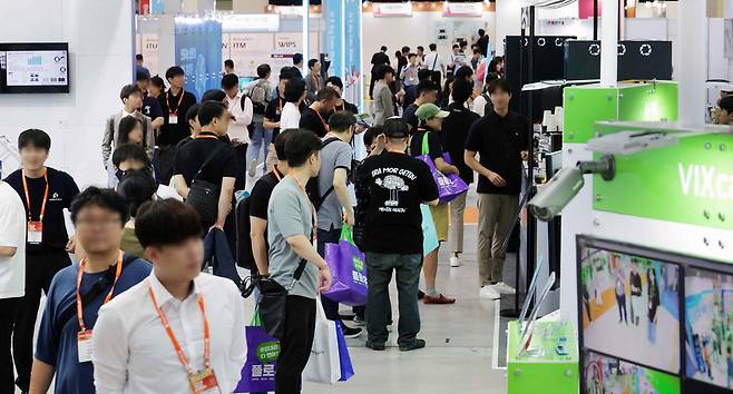 2024년 6월 서울 삼성동 코엑스에서 열린 국내 최대 비즈니스 테크쇼 '스마트테크 코리아 2024'에 외국인을 비롯한 관람객이 대거 방문해 전시 부스를 둘러보고 있다.    매경DB