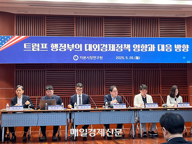 (왼쪽부터)강석구 대한상공회의소 조사본부장, 예상준 대외경제정책연구원 연구위원, 윤인구 국제금융센터 국제금융시장분석실장, 이인형 자본시장연구원 선임연구위원, 이남강 한국투자금융지주 이코노미스트, 한혜정 경희대학교 국제학과 교수 [사진 = 김민주 기자]