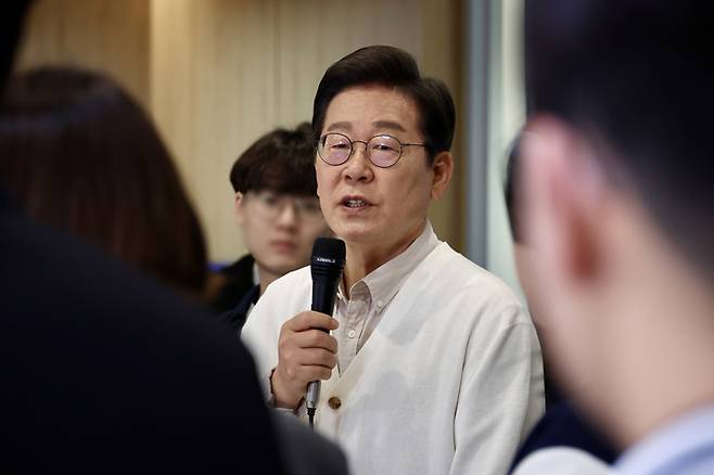 이재명 더불어민주당 대선 후보가 26일 경기 수원시 영통구 아주대학교 혁신공유라운지에서 청년 정책을 논의하기 위해 대학생들과 대화하고 있다. [사진 = 공동취재단]