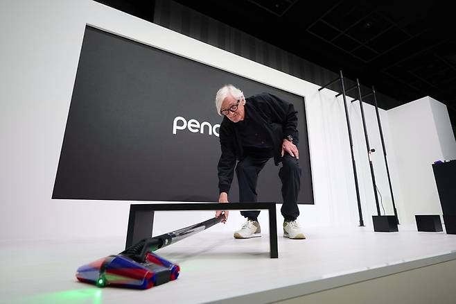 다이슨의 창업가이자 수석엔지니어인 제임스 다이슨 경이 지난 22일 도쿄에 있는 박람회장인 스페이스오에서 가장 얇은 무선 청소기인 ‘펜슬백’을 소개하고 있다. [사진 = 다이슨]