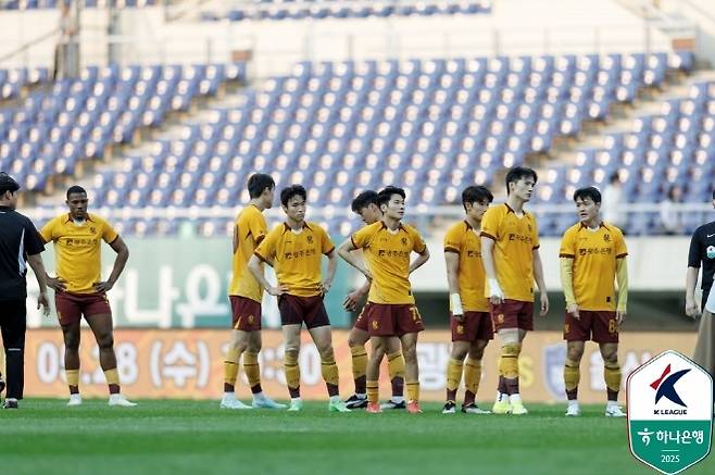 광주 FC 선수들은 5월 25일 강원 FC전 0-1 석패에 아쉬움을 감추지 못했다. 사진=한국프로축구연맹